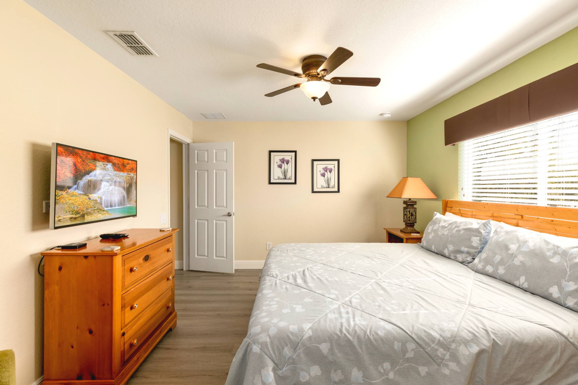 second-floor-super-king-bedroom-40-inch-tv-6-bedroom-windsor-hills-vacation-rental 2