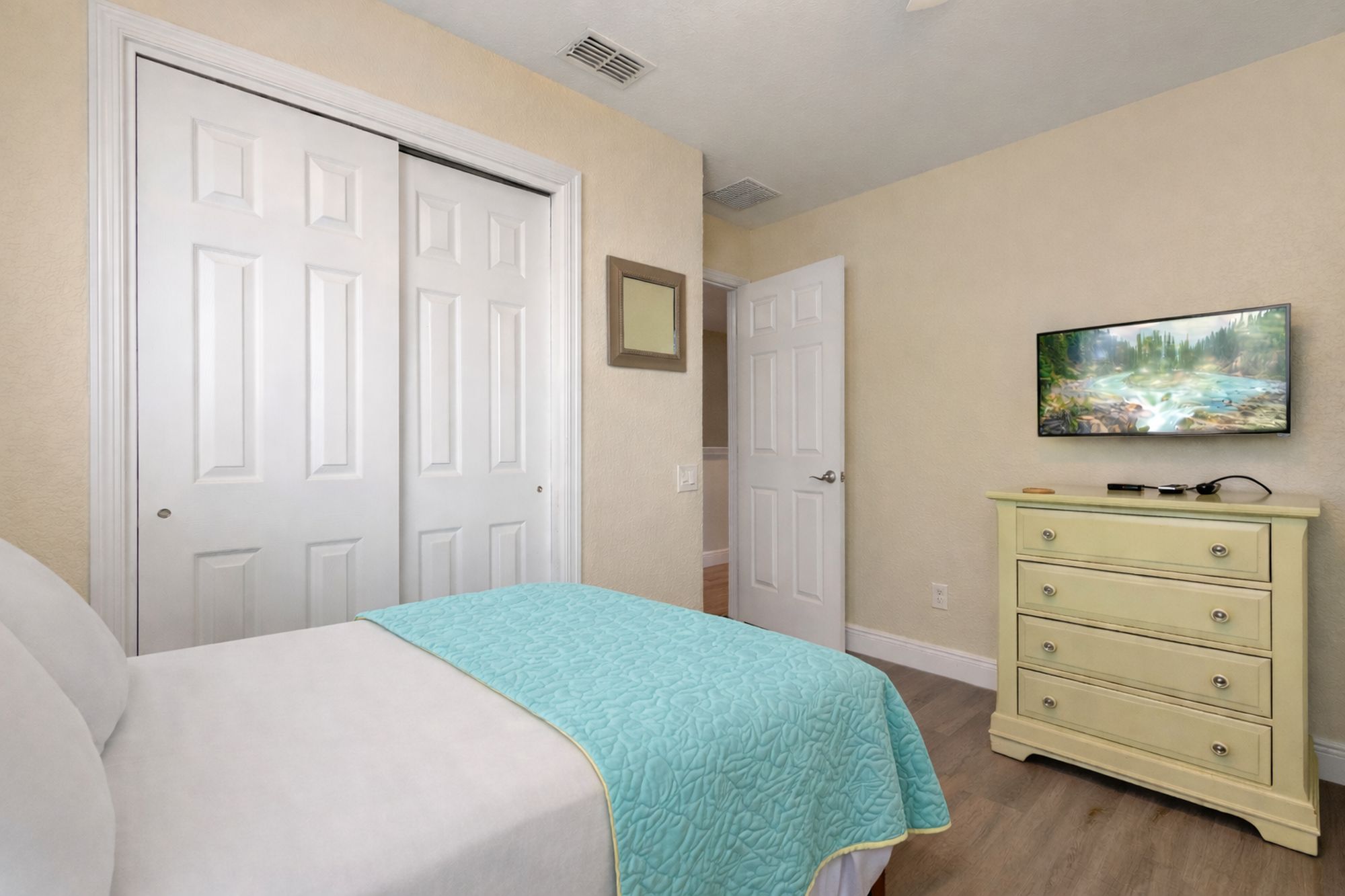 Second-Floor-Flower-Room-32-inch-TV-6-bedroom-Luxury-Windsor-Hills-Vacation-Rental 3