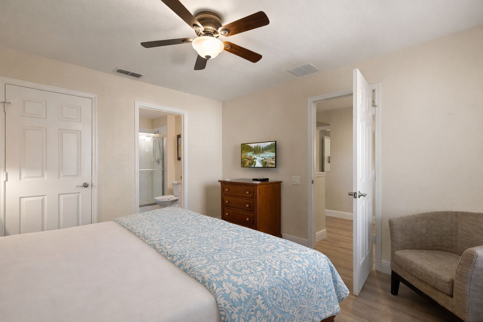 Second-Floor-Super-King-En-Suite-32-Inch-Tv-6-Bedroom-Windsor-Hills-Vacation-Rental 3