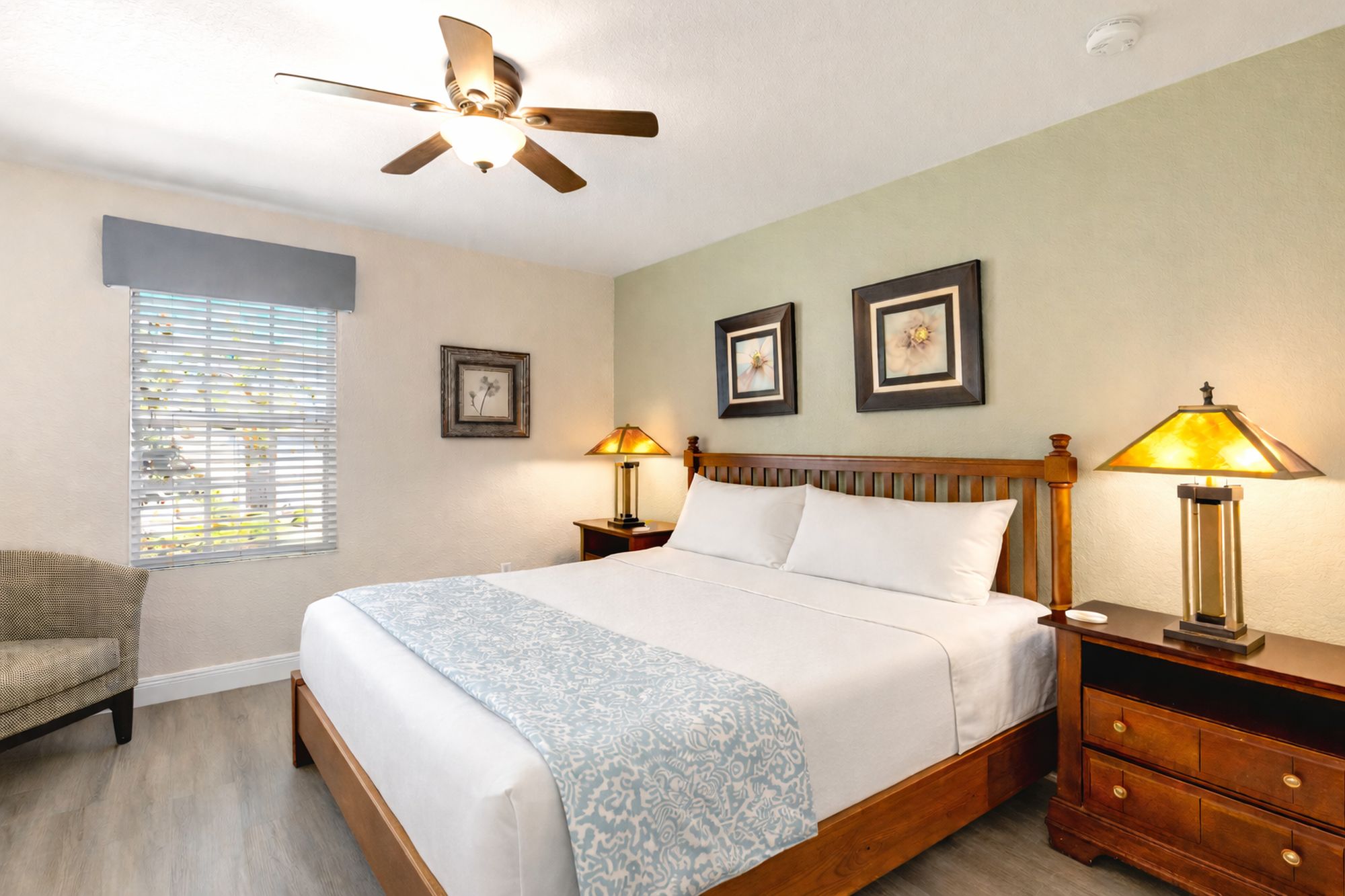 Second-Floor-Super-King-En-Suite-32-Inch-Tv-6-Bedroom-Windsor-Hills-Vacation-Rental 2