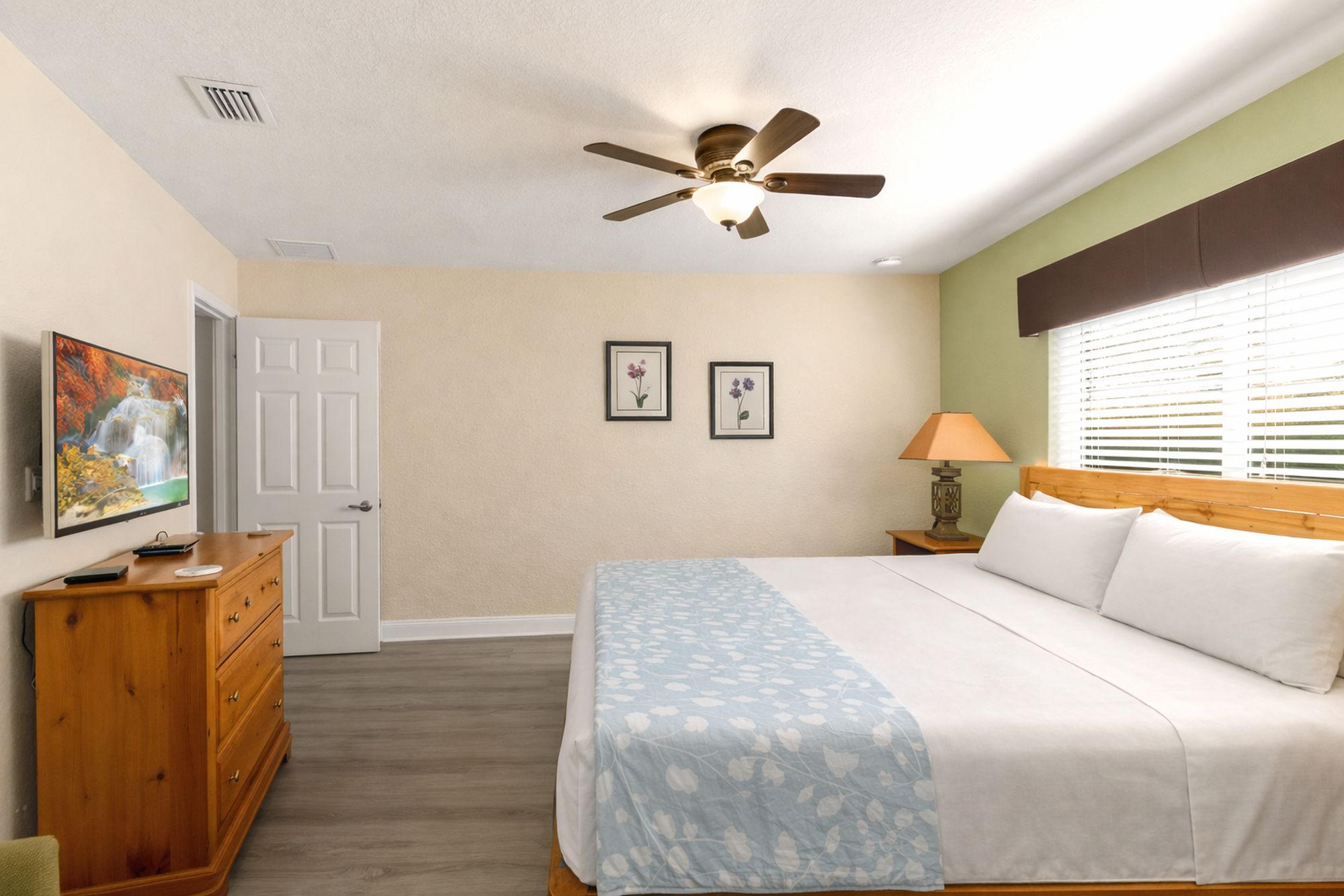 second-floor-super-king-bedroom-40-inch-tv-6-bedroom-windsor-hills-vacation-rental 2