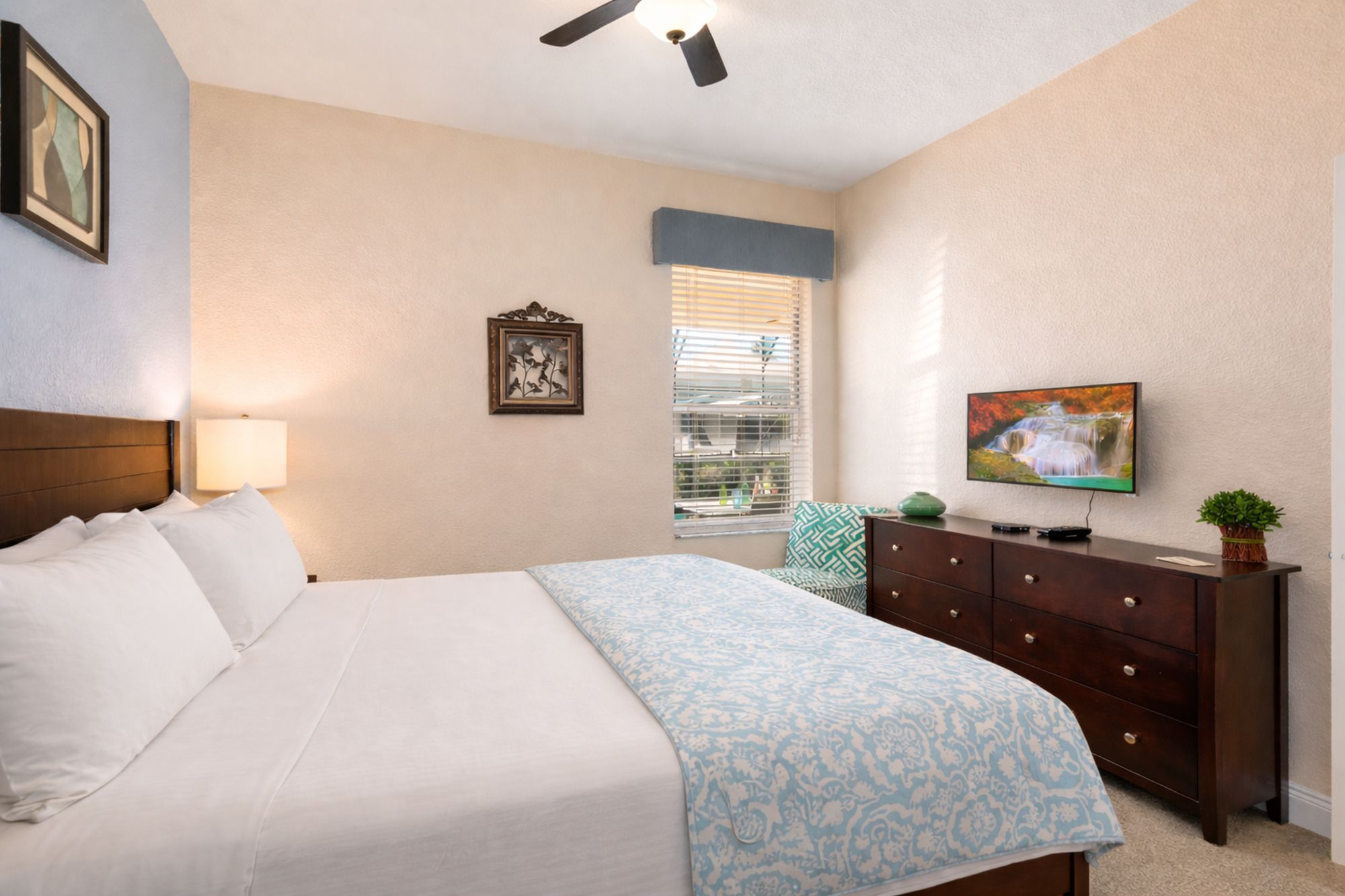 First-Floor-Super-king-En-Suite-32-Inch-TV-DVD-Player-6-Bedroom-Kissimmee-Vacation-Rental 3